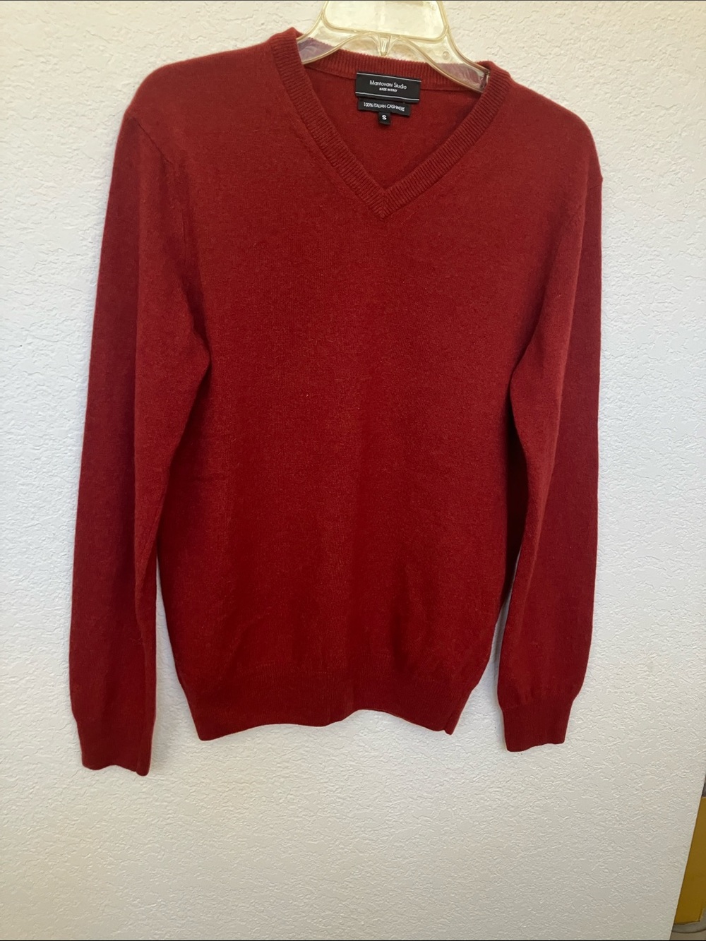 Mantovani Studio Men's V-Neck Sweater in Brick Red
